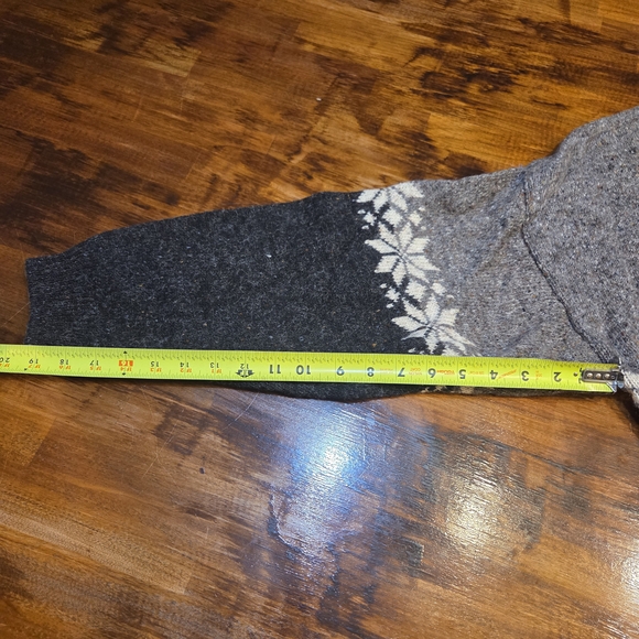Vintage Men's Gray and Black Sweater with Snowflake Pattern Large - Picture 6 of 7